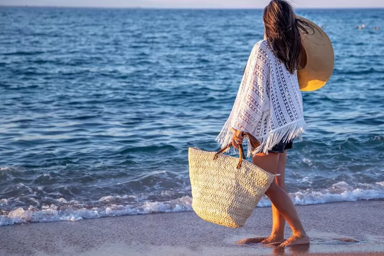 Skincare wajib dibawa pas liburan ke pantai, biar pulang gak jadi gosong